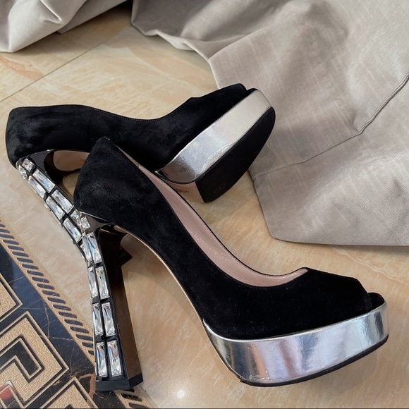 🔥NEW MIU MIU🔥 Swarovski Crystal-Embellished Suede Heels - Picture 5 of 11